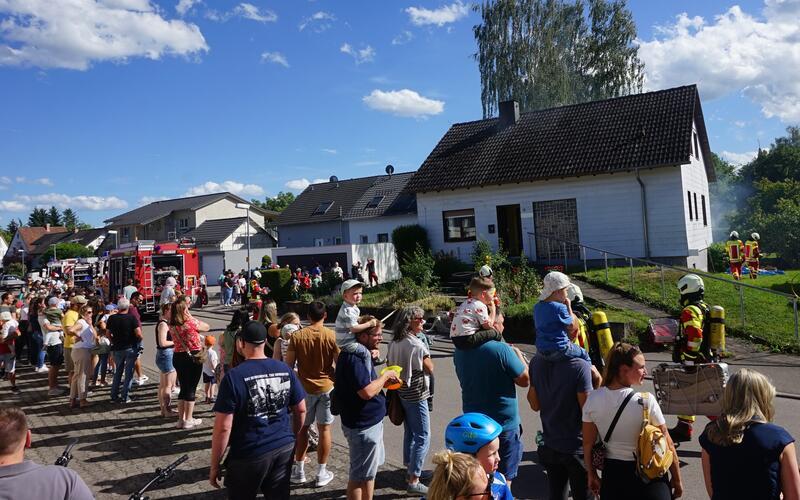 Hunderte Zuschauer, darunter viele Familien mit Kindern, fanden sich zur Schauübung ein. GB-Foto: Straub