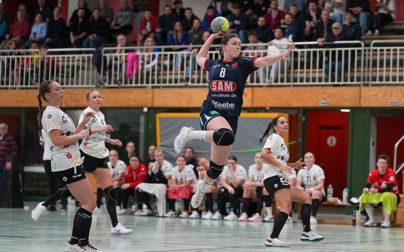 Hustensaft statt Handball: Saskia Schmidt (am Ball) fliegt heute Abend nicht. GB-Foto: Eibner/La Rocca