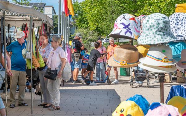 Hut ab vor diesem Angebot (gesehen gestern beim Krämermarkt auf dem Jettinger Partnerschaftsplatz)GB-Foto: Vecsey