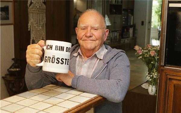 „Ich bin der Größte“: Hans Barthelmeß spielt Geige und nimmt seine Kleinwüchsigkeit gelassen. GB-Fotos: Bäuerle