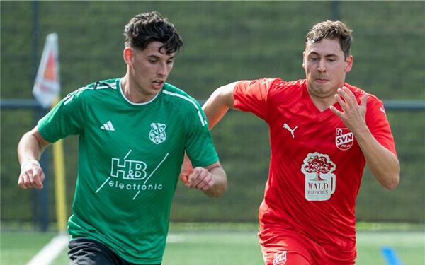 „Ich brenne für Fußball“: Angelos Zervas (links) im Laufduell mit Nufringens Markus Rothfuß. GB-Foto: Vecsey