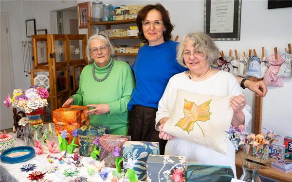 Ihre Werke präsentieren bei den Kunsthandwerkstagen (von links) Susanne Riveros, Anita Salmon und Margarete Grandjot. GB-Foto: Schmidt