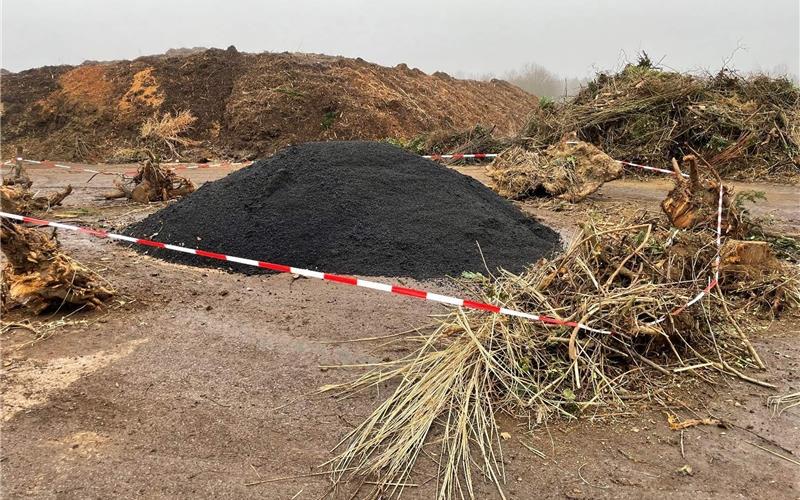 Illegal abgeladener Asphalt auf dem Häckselplatz Illegal abgeladener Asphalt auf dem Häckselplatz