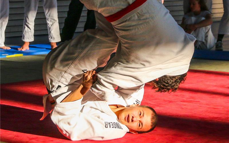 Illia Protsenko wendet in dieser Szene die Selbstfalltechnik „Tomoe nage“ an. GB-Foto: gb