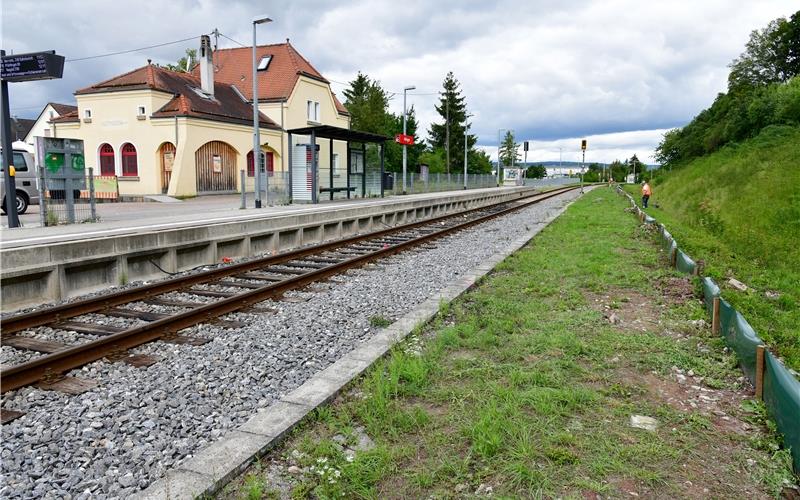 Vorübergehend drittes Gleis im Bahnhof Im Altinger Bahnhof laufen die Vorbereitungen für die Arbeiten am Gleisbett GB-Foto: Holom