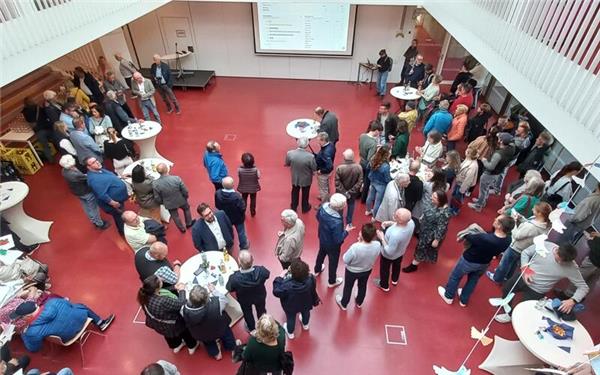 Im Atrium der Entringer Gemeinschaftsschule wurden die Ergebnisse der Auszählung präsentiert.GB-Foto: Wolf-Ulrich Schnurr