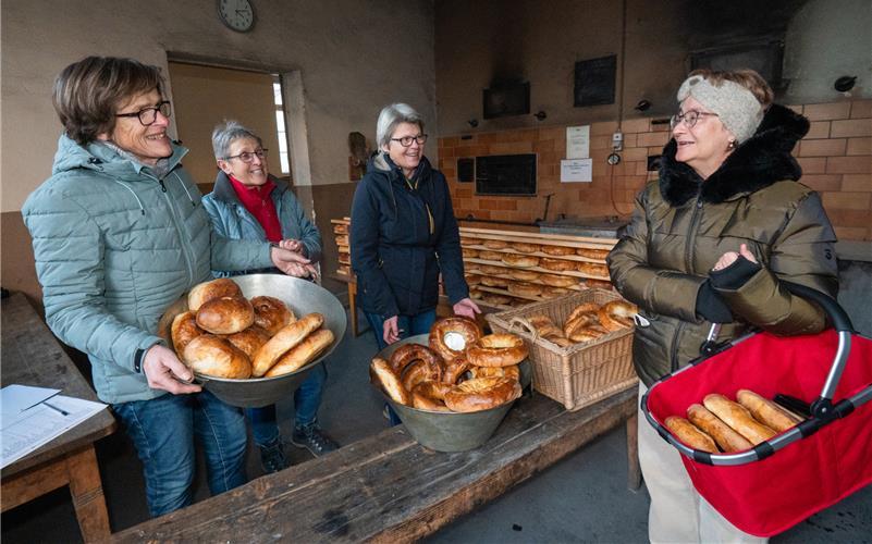 Im Backhaus Tailfingen werden knusprige Ringe und Bettellaible von Susanne Kienzle, Gudrun Luppold und Silke Schramm (von links) verkauft.  GB-Foto: Vecsey