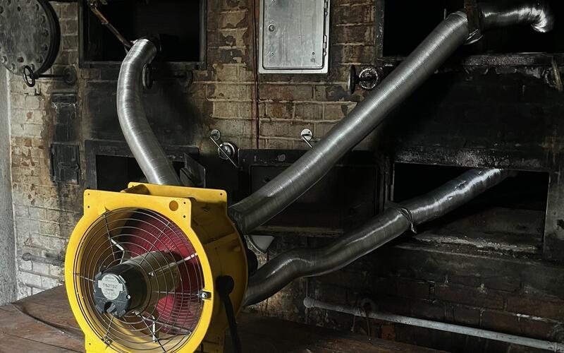 Im Backhaus blasen die Trocknungsgeräte