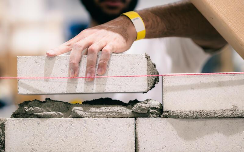 Im Baugewerbe gibt es laut der IG Bau noch 34 freie Ausbildungsplätze und sieben im Garten- und Landschaftsbau. Außerdem haben 24 Jugendliche die Chance, eine Ausbildung als Maler oder Lackierer anzufangen. Und wer einen der „höchsten“ Jobs im Landkreis Böblingen machen möchte: Dachdeckerbetriebe suchen noch fünf Azubis.GB-Foto: IG Bau