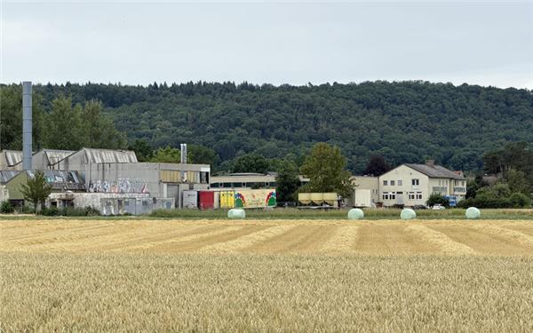 Im Bereich der Rohrauer Mineralbrunnen GmbH (rechts) und der ehemaligen Firma Industriebedarf (links) sollen Gewerbe- und Wohnbauplätze entstehen. GB-Foto: Bäuerle