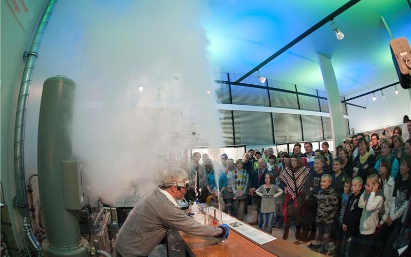 Das interessiert sehr wohl die Bohne Im Deutsche Museum geht’s nicht nur darum, Exponate anzusehen, sondern Phänomene der Naturwissenschaft hautnah zu erleben GB-Foto: gb