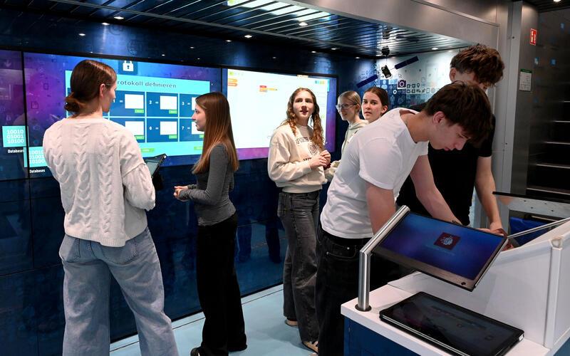 Im Digital-Truck sind die Schüler des AGH auf den Spuren der zukünftigen Arbeitswelt unterwegs. GB-Foto: Holom