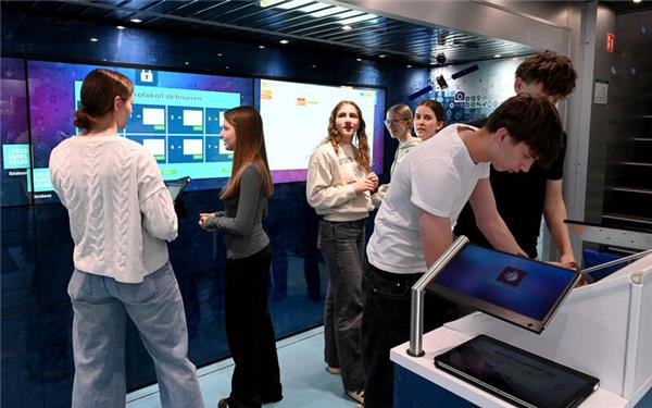 Im Digital-Truck sind die Schüler des AGH auf den Spuren der zukünftigen Arbeitswelt unterwegs. GB-Foto: Holom