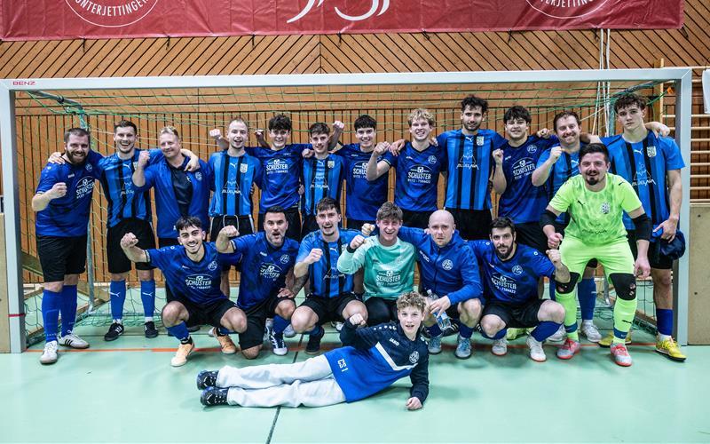 Im Endspiel des Jettinger Turniers setzte sich die SG Gäufelden knapp mit 2:1 gegen den Ortsrivalen TV Nebringen (schwarz/blau gestreift) durch. GB-Fotos: Schmidt