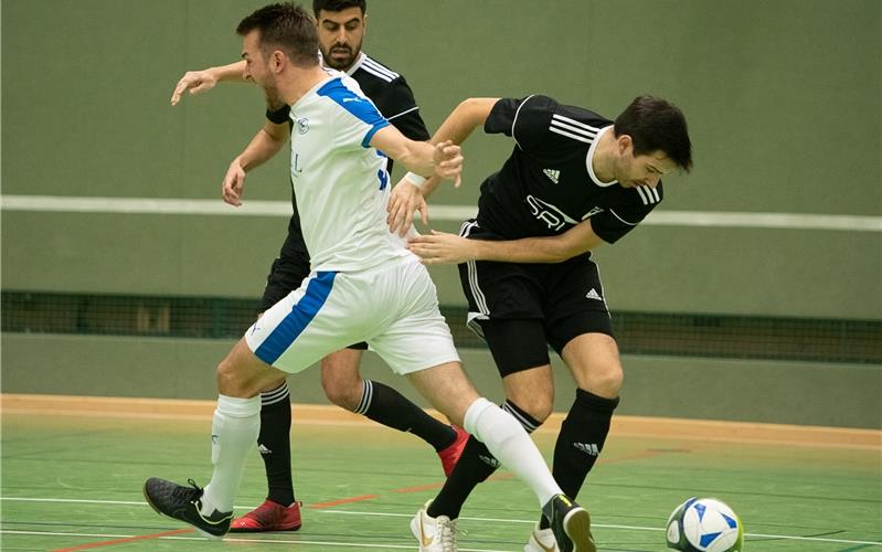 Der VfL Nagold triumphiert im Endspiel des „Gäubote“-Cups Im Finale hielt der FC Gärtringen (schwarze Trikots) lange Zeit dagegen GB-Foto: Schmidt