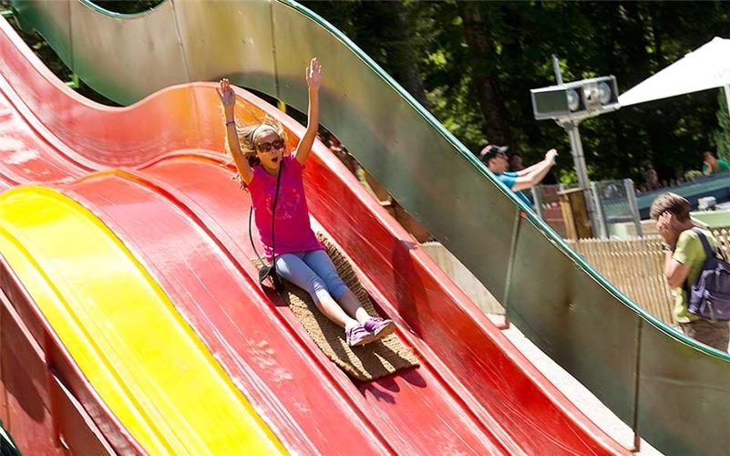 „Gäubote“-Familien-Tour: Im Igelkarussell und mit dem wilden Gockel Im Freizeitpark auf der Alb haben auch Erwachsene ihren Spaß.GB-Foto: Traumland Bärenhöhle