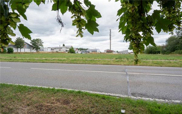 Im Gebiet „Lange Äcker Ost“ (hier ein Blick in Richtung Aldi und Schulstraße) soll gebaut werden können.GB-Foto: Vecsey