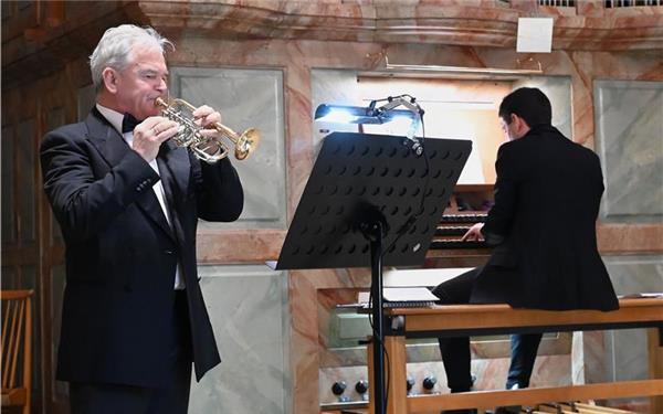 Im Glanz von Trompete und Orgel: Johann Konnerth (links) und Prof. Timo Handschuh. GB-Foto: Holom