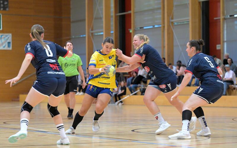 Im Grunde das Duell des Spiels: Lotta Gerstweiler (am Ball) ist auch von Stefanie Rau nicht zu stoppen. GB-Foto: Eibner/Tobias Baur