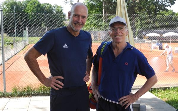 Im Halbfinale der Herren 50 musste sich der Herrenberger Thomas Volkmann (rechts) dem späteren Finalsieger Matthias Mander (TC Degerloch) geschlagen geben. GB-Foto: tv