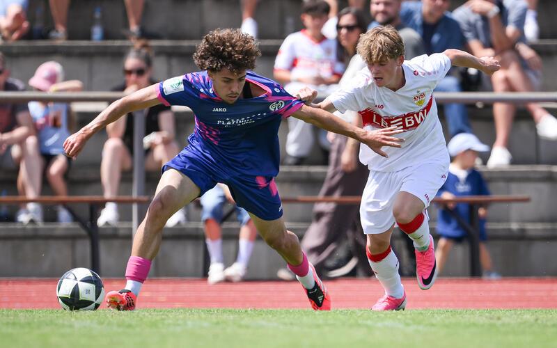 Im Halbfinale scheiterte der VfB Stuttgart um den starken Vadim Lenz (rechts) im Elfmeterschießen mit 7:8 unglücklich am SC Freiburg (links) und wurde am Ende beim Bitzer-Cup in Ergenzingen Dritter. GB-Foto: Markus Ulmer