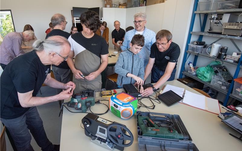 Im Herrenberger Aerospace Lab gibt’s seit zwei Jahren ein Reparatur-Lab: Die Jugendlichen sind mit Spaß dabei.GB-Foto: Vecsey