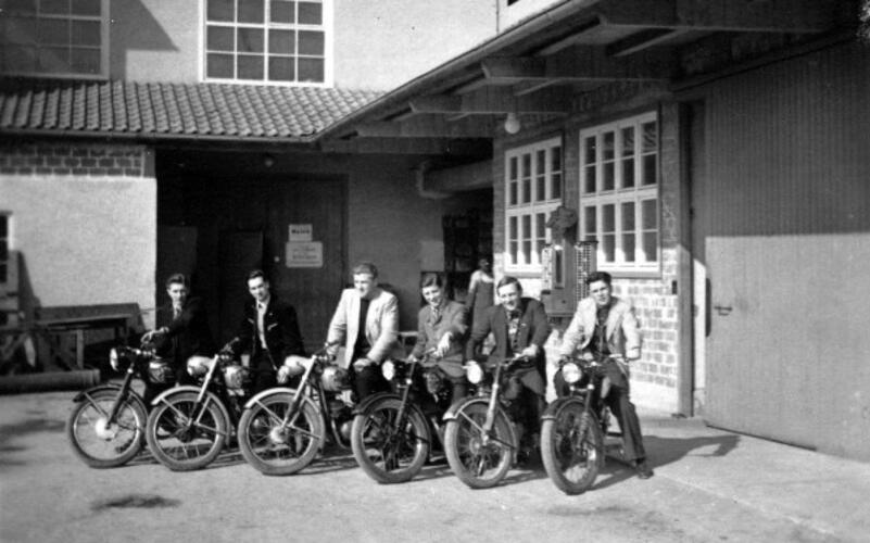 Im Herrenberger Maico-Werk wurden Teile für die Motorradproduktion gefertigt. Auf diesem Bild posieren Mitarbeiter mit ihren Maschinen. GB-Foto: Sammlung Uli Zipperlein
