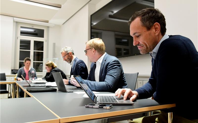 Im Herrenberger Rathaus tagte gestern Abend der Gemeindewahlausschuss mit (von rechts) Hauptamtsleiter Tom Michael,dem Ersten Bürgermeister Stefan Metzing und dem scheidenden OB Thomas Sprißler.GB-Foto: Holom