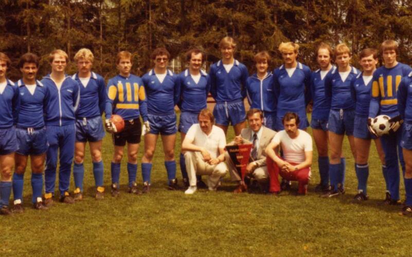 Im Jahr 1982 wurde der lang ersehnte Aufstieg in die Bezirksliga mit Trainer Rolf Weimer wahr. Das Kuppinger Meisterteam mit (von links) Ulrich Haarer, Jürgen Borkhardt, Alfred Weitbrecht, Jürgen Haarer, Karl-Heinz Egeler, Rolf Stöffler, Michael Horvath, Willi Borkhardt, Walter Hofmeister, Klaus Hebold, Günther Schnirring, Karl Piscol, Jürgen Strohäker, Hans-Jörg Haarer, Siegfried Baitinger, Willi Weber, Dieter Gauß, (vorne von links) Betreuer Hans Mayer, Abteilungsleiter Hans Kraiß und Trainer Rolf Weimer. GB-Foto: TSV-Archiv