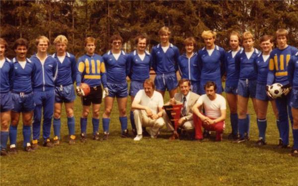 Im Jahr 1982 wurde der lang ersehnte Aufstieg in die Bezirksliga mit Trainer Rolf Weimer wahr. Das Kuppinger Meisterteam mit (von links) Ulrich Haarer, Jürgen Borkhardt, Alfred Weitbrecht, Jürgen Haarer, Karl-Heinz Egeler, Rolf Stöffler, Michael Horvath, Willi Borkhardt, Walter Hofmeister, Klaus Hebold, Günther Schnirring, Karl Piscol, Jürgen Strohäker, Hans-Jörg Haarer, Siegfried Baitinger, Willi Weber, Dieter Gauß, (vorne von links) Betreuer Hans Mayer, Abteilungsleiter Hans Kraiß und Trainer Rolf Weimer. GB-Foto: TSV-Archiv