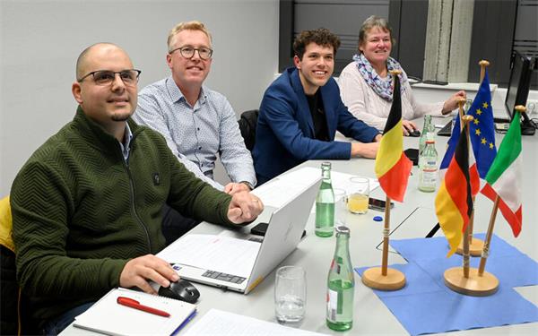 Im Jettinger Rathaus gibt es ein Partnerschaftstreffen mit allen beteiligten Gemeinden erstmals in dieser Form, nämlich online. Mit dabei sind vor Ort (von links): Giosué Madaschi, Hans Michael Burkhardt, Benjamin Merkt und Birgit Haag. GB-Foto: Holom