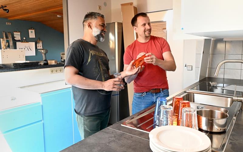 Im Jugendhaus „Konzäppt“ laufen Renovierungsarbeiten: Martin Orendt (rechts) und Philipp Trottier räumen die neue Küche ein. GB-Foto: Holom