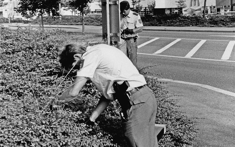 Im Juli 1995: Polizisten suchen nach Spuren GB-Foto: gb