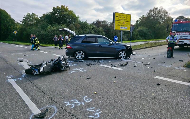 Im Kreuzungsbereich kollidierten ein Mercedes und ein Motorrad. GB-Foto: SDMG/Dettenmeyer