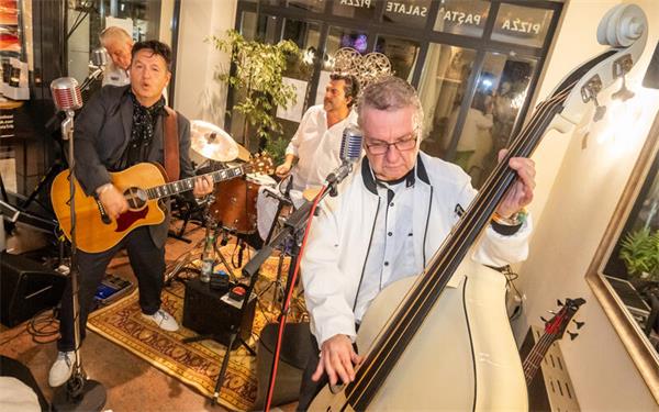 Im La Piazza sorgten Aron Black & the White Shirts stilecht für Stimmung. GB-Foto: Vecsey