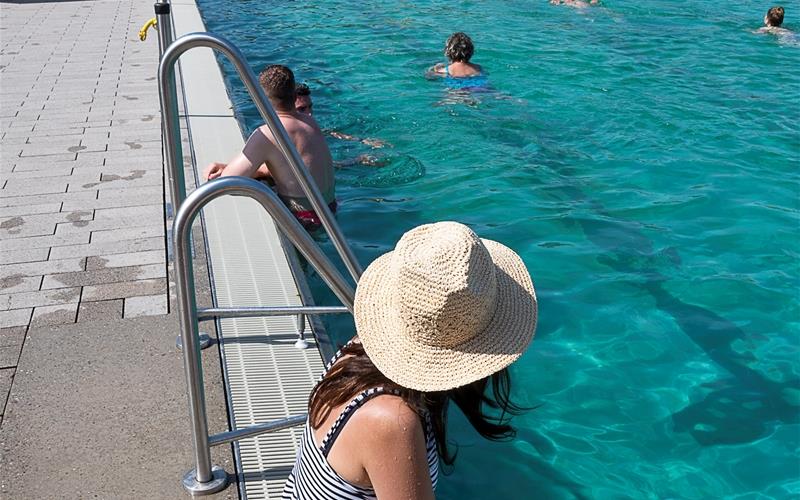 Stadt drosselt Wassertemperaturen:
Im Naturbad Herrenberg wird es jetzt frischer Im Naturfreibad Herrenberg wird die Wassertemperatur reduziert.GB-Foto: Schmidt