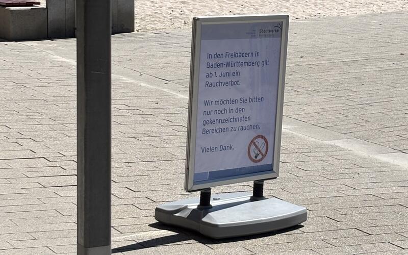 Im Naturfreibad weist ein Schild darauf hin, dass Rauchen nur noch in speziellen Bereichen erlaubt ist. GB-Foto: gb