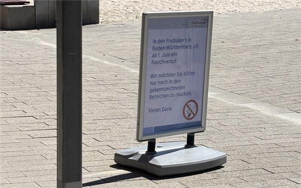 Im Naturfreibad weist ein Schild darauf hin, dass Rauchen nur noch in speziellen Bereichen erlaubt ist. GB-Foto: gb