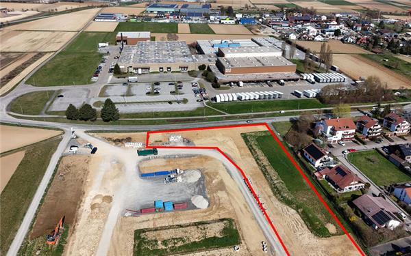 Im Norden von „Röte III“ werden sechs Bauplätze für Mehrfamilienhäuser vergeben (Bild links), östlich von „Röte II“ sollen Reihenhäuser entstehen (Bild rechts). GB-Fotos: Holom