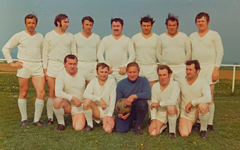 Das Fußballspiel hat sie zusammengeschweißt Im Oktober 1974 nahm dieTailfinger AHim schmuckenweißen DressAufstellung zum Gruppenbild: (oben von links) Günther Leschinger, Ulrich Sattler, Norbert Honold, Wilfried Haas, Adolf Rinder,Fritz Eipper,Rudi Heider,(vorne von links)AndreasKrammer,Ferdinand Riedel,Emil Egeler,Robert Egeler und Willi EipperGB-Foto (Archiv): gb