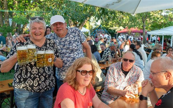 Im Otto’schen Garten herrscht Stimmung bei der Spätsommer- Hocketse. GB-Foto: Vecsey