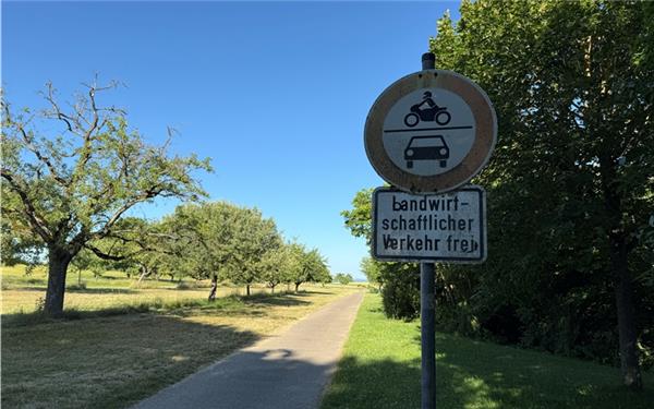 Im Rahmen eines Flurbereinigungsverfahrens sollen auf Mötzinger Markung mehrere bestehende landwirtschaftliche Wege modernisiert und verbreitert werden. GB-Foto: Priestersbach