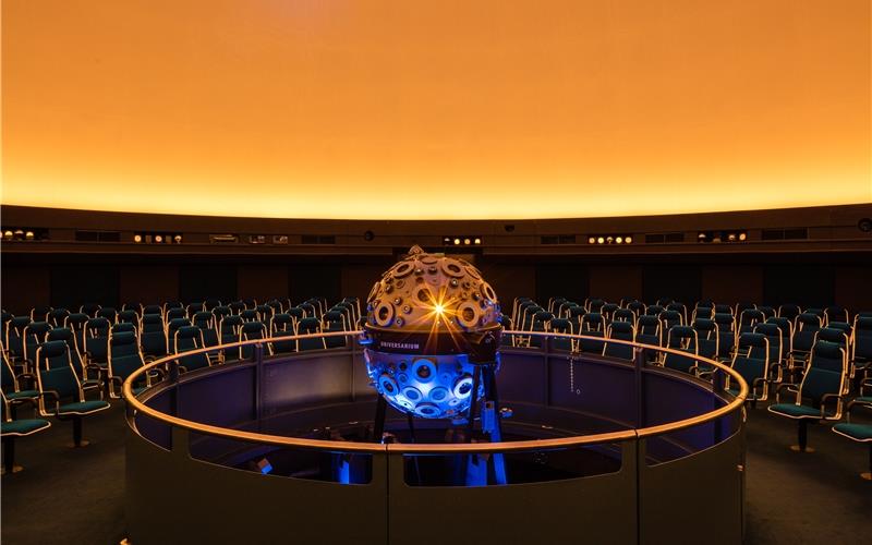 Im Saal des Planetariums steht die Kuppelprojektionsanlage GB-Foto: Kai Loges/die arge lola