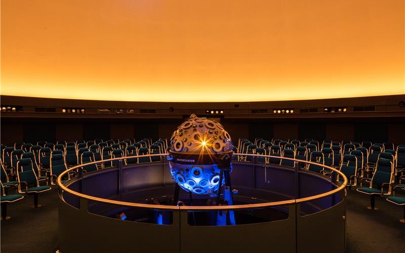 Eine Rundreise quer durchs Universum Im Saal des Planetariums steht die Kuppelprojektionsanlage GB-Foto: Kai Loges/die arge lola