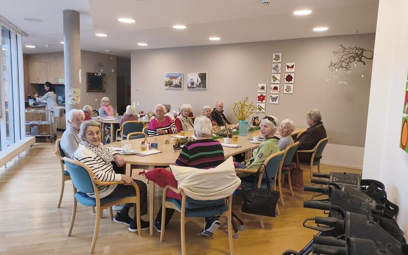 Im Saal trinken die Tagespflegegäste zusammen Kaffee. GB-Foto: Straub