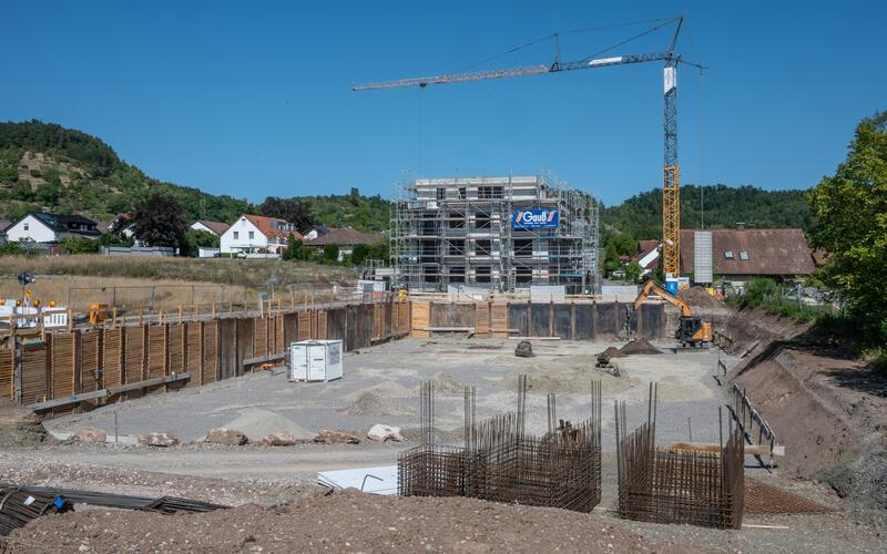 Im Schlossblick in Entringen wird bereits gebaut – das dritte Gebäude zum Friedhof hin soll größer werden.GB-Foto Schmidt