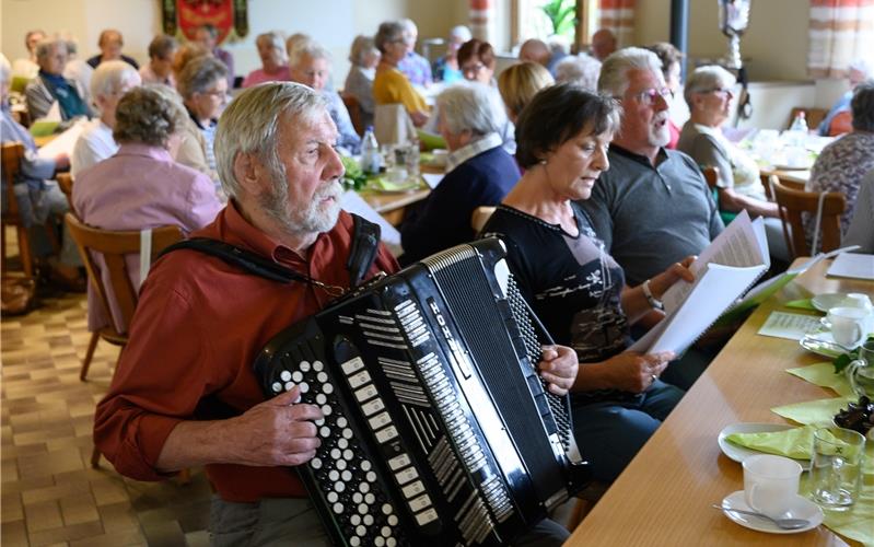 Durchweg gute Laune Im Schützenhaus stimmten die Senioren verschiedene Lieder an GB-Foto: Schmidt