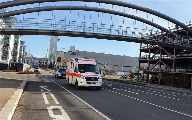 Im Sindelfinger Mercedes-Benz-Werk herrschte am Samstag nach einer Amokfahrt eines VW-Bus-Fahrers Aufregung. Neben dem VW-Bus-Fahrer gab es glücklicherweise keine weiteren Verletzten. GB-Foto: SDMG/Dettenmeyer