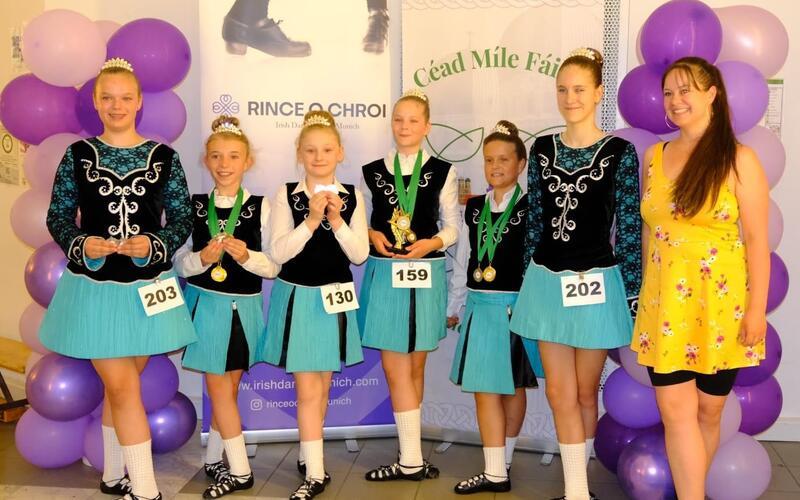 Im Teamwettbewerb beim 4-Hand-Dance holte die Rince-Cara-Formation mit (von links) Emily Richter, Ida Ebner, Sofia Schneider, Lucy Richter, Suvi Powling, Zoë Reinke und Trainerin Lilith Berner den zweiten Platz.GB-Foto: gb
