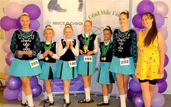 Im Teamwettbewerb beim 4-Hand-Dance holte die Rince-Cara-Formation mit (von links) Emily Richter, Ida Ebner, Sofia Schneider, Lucy Richter, Suvi Powling, Zoë Reinke und Trainerin Lilith Berner den zweiten Platz.GB-Foto: gb